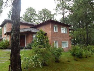 CHALET EN CARILO CALLE PINZON, ENTRE PARAISO Y SEQUOIA. CHALET EN VENTA