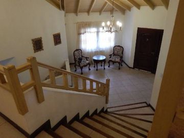 CHALET EN CARILO CALLE PINZON, ENTRE PARAISO Y SEQUOIA. CHALET EN VENTA