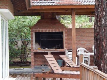 CHALET EN CARILO CALLE PINZON, ENTRE PARAISO Y SEQUOIA. CHALET EN VENTA