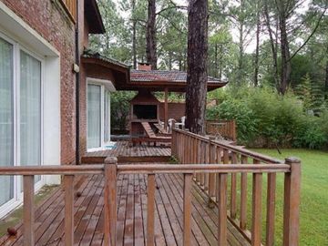 CHALET EN CARILO CALLE PINZON, ENTRE PARAISO Y SEQUOIA. CHALET EN VENTA