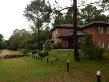 CHALET EN CARILO CALLE PINZON, ENTRE PARAISO Y SEQUOIA. CHALET EN VENTA
