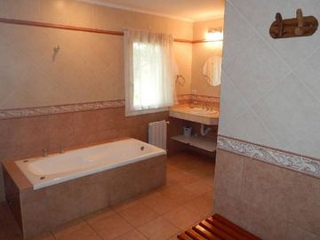 CHALET EN CARILO CALLE PINZON, ENTRE PARAISO Y SEQUOIA. CHALET EN VENTA