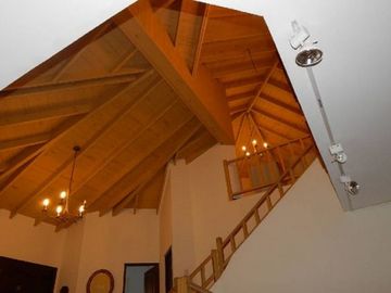 CHALET EN CARILO CALLE PINZON, ENTRE PARAISO Y SEQUOIA. CHALET EN VENTA