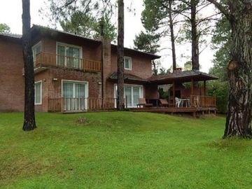 CHALET EN CARILO CALLE PINZON, ENTRE PARAISO Y SEQUOIA. CHALET EN VENTA