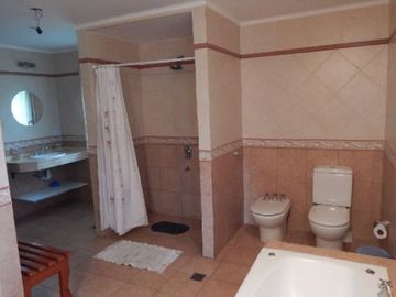 CHALET EN CARILO CALLE PINZON, ENTRE PARAISO Y SEQUOIA. CHALET EN VENTA