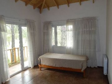 CHALET EN CARILO CALLE PINZON, ENTRE PARAISO Y SEQUOIA. CHALET EN VENTA