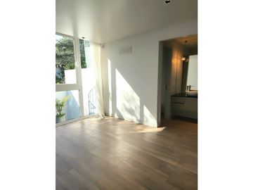 Dúplex tres ambientes a la calle con jardín. Garay 700. Venta.