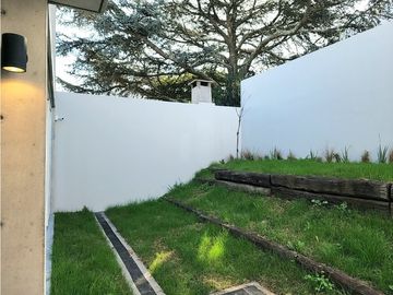 Dúplex tres ambientes a la calle con jardín. Garay 700. Venta.