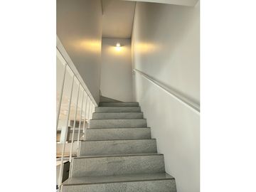 Dúplex tres ambientes a la calle con jardín. Garay 700. Venta.