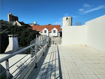 Dúplex tres ambientes a la calle con jardín. Garay 700. Venta.