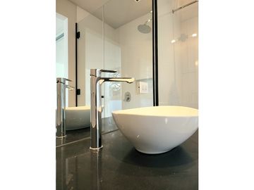 Dúplex tres ambientes a la calle con jardín. Garay 700. Venta.