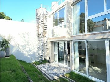 Dúplex tres ambientes a la calle con jardín. Garay 700. Venta.