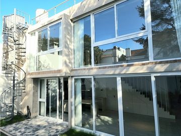 Dúplex tres ambientes a la calle con jardín. Garay 700. Venta.