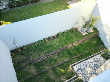 Dúplex tres ambientes a la calle con jardín. Garay 700. Venta.