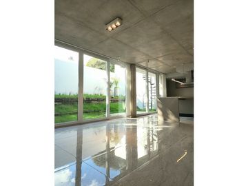 Dúplex tres ambientes a la calle con jardín. Garay 700. Venta.