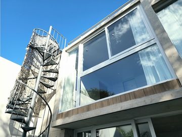 Dúplex tres ambientes a la calle con jardín. Garay 700. Venta.
