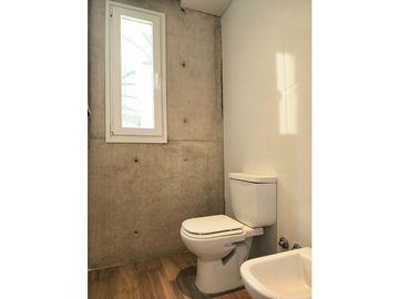 Dúplex tres ambientes a la calle con jardín. Garay 700. Venta.