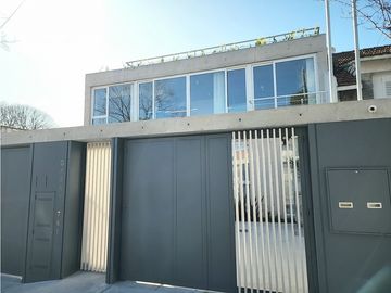 Dúplex tres ambientes a la calle con jardín. Garay 700. Venta.