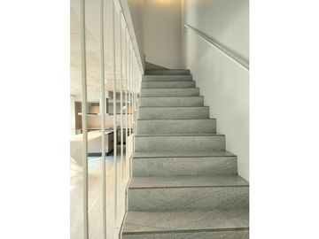 Dúplex tres ambientes a la calle con jardín. Garay 700. Venta.