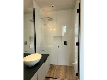 Dúplex tres ambientes a la calle con jardín. Garay 700. Venta.