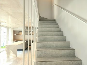 Dúplex tres ambientes a la calle con jardín. Garay 700. Venta.