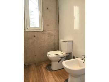 Dúplex tres ambientes a la calle con jardín. Garay 700. Venta.