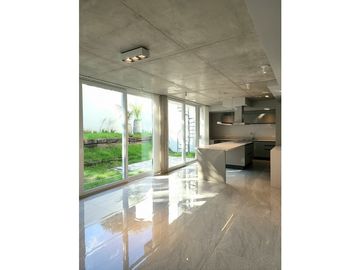 Dúplex tres ambientes a la calle con jardín. Garay 700. Venta.