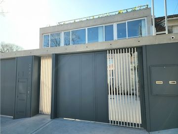 Dúplex tres ambientes a la calle con jardín. Garay 700. Venta.
