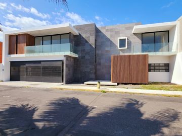 Casa en VENTA cochera 3 autos, alberca FRACC playas del conchal