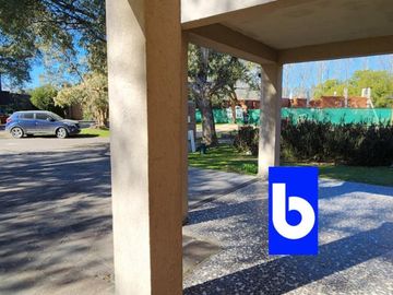 Excelente casa en El Nacional  Ubicada  Lindero a la cancha de Golf primer barrio consolidado y cercano. Los Escritores