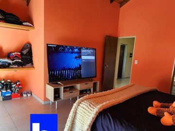 Excelente casa en El Nacional  Ubicada  Lindero a la cancha de Golf primer barrio consolidado y cercano. Los Escritores