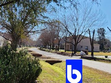 Excelente casa en El Nacional  Ubicada  Lindero a la cancha de Golf primer barrio consolidado y cercano. Los Escritores