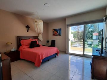 Se vende casa en club de golf