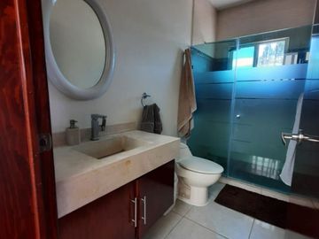 Se vende casa en club de golf