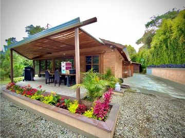 Casa Campestre con Quebrada Independiente Llanogrande