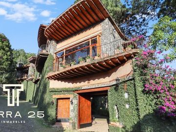 ESPECTACULAR PROPIEDAD EN CUERNAVACA CON TRES CASAS EN VENTA