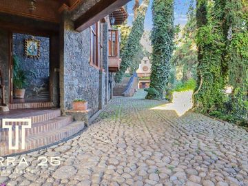 ESPECTACULAR PROPIEDAD EN CUERNAVACA CON TRES CASAS EN VENTA
