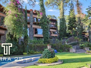 ESPECTACULAR PROPIEDAD EN CUERNAVACA CON TRES CASAS EN VENTA