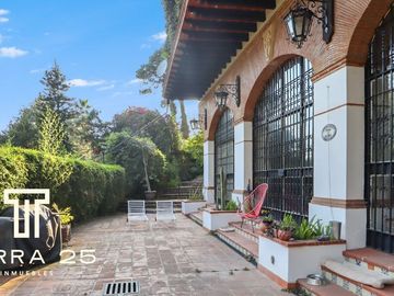 ESPECTACULAR PROPIEDAD EN CUERNAVACA CON TRES CASAS EN VENTA