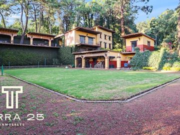 ESPECTACULAR PROPIEDAD EN CUERNAVACA CON TRES CASAS EN VENTA