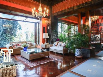 ESPECTACULAR PROPIEDAD EN CUERNAVACA CON TRES CASAS EN VENTA