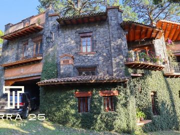 ESPECTACULAR PROPIEDAD EN CUERNAVACA CON TRES CASAS EN VENTA