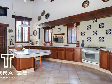 ESPECTACULAR PROPIEDAD EN CUERNAVACA CON TRES CASAS EN VENTA