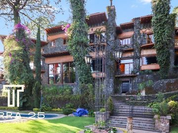 ESPECTACULAR PROPIEDAD EN CUERNAVACA CON TRES CASAS EN VENTA
