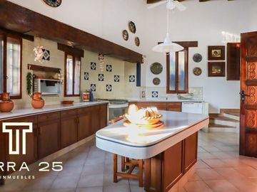 ESPECTACULAR PROPIEDAD EN CUERNAVACA CON TRES CASAS EN VENTA