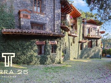 ESPECTACULAR PROPIEDAD EN CUERNAVACA CON TRES CASAS EN VENTA