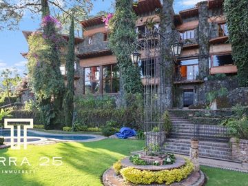ESPECTACULAR PROPIEDAD EN CUERNAVACA CON TRES CASAS EN VENTA