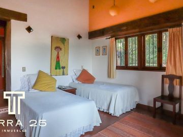 ESPECTACULAR PROPIEDAD EN CUERNAVACA CON TRES CASAS EN VENTA