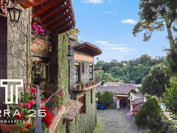 ESPECTACULAR PROPIEDAD EN CUERNAVACA CON TRES CASAS EN VENTA