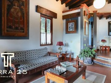 ESPECTACULAR PROPIEDAD EN CUERNAVACA CON TRES CASAS EN VENTA